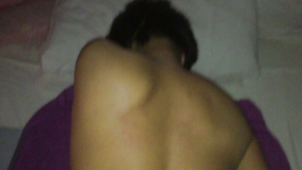 A pirang ceking karo apik banget pasuryan njupuk spooned ing amben