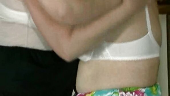 A brunette karo tato nyebar legsx dheweke ing amben