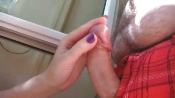 Seksi bayek iki manggonke dheweke tutuk ing ndhuwur sing gedhe jago kanggo nyedhot iku