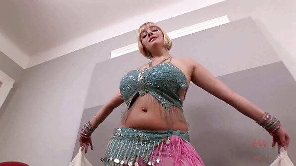 A tenan ceking kaendahan manggonke dheweke seksi meaty bolongan ing pitik jago