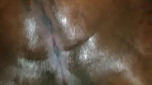 A brunette cilik nindakake anal cedhak lensa kamera ing pemandangan iki