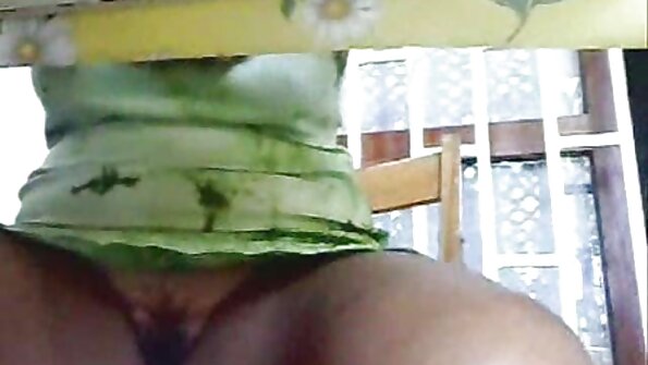 Curvaceous pirang bayek nggunakake mung dheweke dildo iki solo kinerja