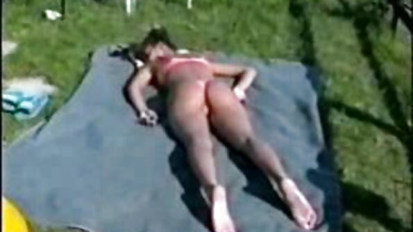 Alluring lady seneng cunnilingus lan pus kurang ajar ing veranda