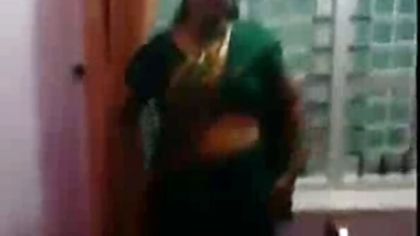 Gaun pirang panas kaya pelacur kanggo nggawe wong ngerti sapa dheweke