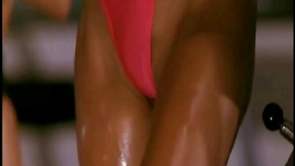Kandel Latina girl nitih meatstick bruiser ing kamar lemari
