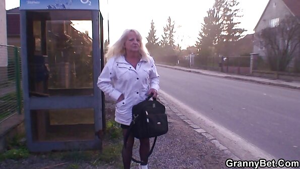 Hot brunette milf bakal banged dening Hung pacangan