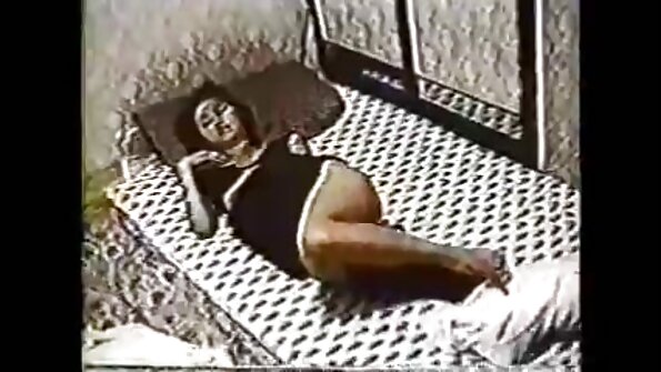 A cah ayu panas karo sizable susu iki jumping ing ndhuwur sing hard kontol