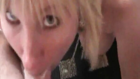A pirang karo pigtails lungguh ing pecker gedhe dina