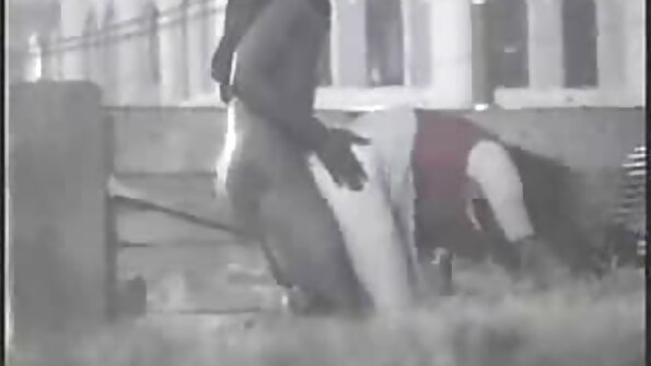A pirang nemu dheweke bokong nyekel lan banjur dheweke amba susu miwiti bouncing
