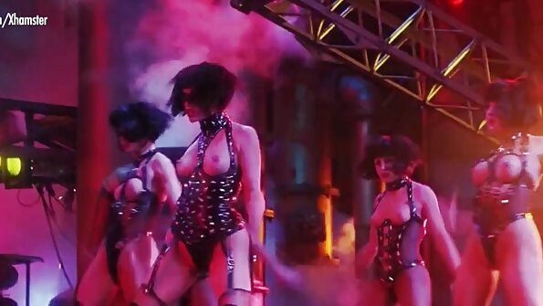 Sensual kaendahan mudo ing ireng dhuwur tumit ndadekake katresnan kanggo wong