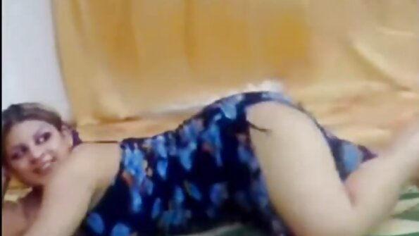 A pirang karo eseman seksi nggunakake lambé ing kontol kanggo njaluk iku hard