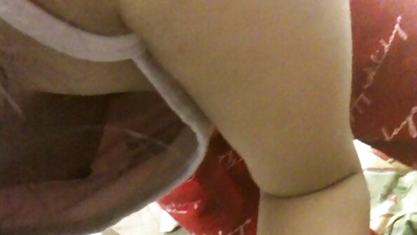 A ceking sethitik pelacur nggunakake dheweke kaki ing dheweke pacangan hard kontol