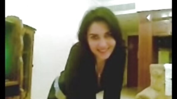A gagak rambut teen karo implants bajingan ing dheweke kantor tenan hard