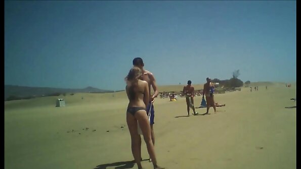 Big boobed MILF begs sawetara kurang ajar apik ing ngarep