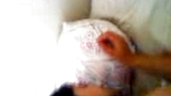 Cewek semok lan wong lanang otot apik nginep ing kamar turu